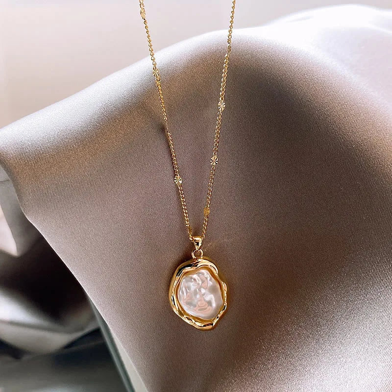 Irregular Baroque Pearl Pendant Necklace